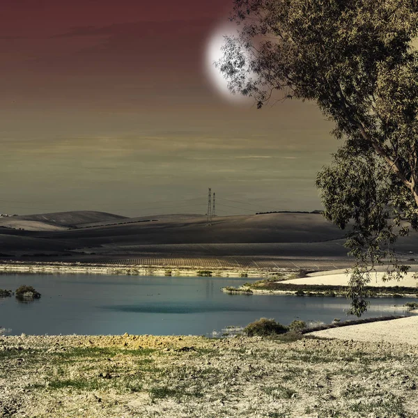 Staw Nawadniania Między Polami Ścierniwa Hiszpanii Zbiorach Świetle Księżyca Zapierający — Zdjęcie stockowe