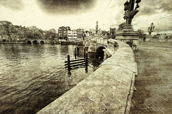 典型的な地元の建築様式を持つアムステルダムの橋 オランダのアムステルダムの歴史的な中心部の堤防 トーンのビンテージ スタイルの画像 — ストック写真