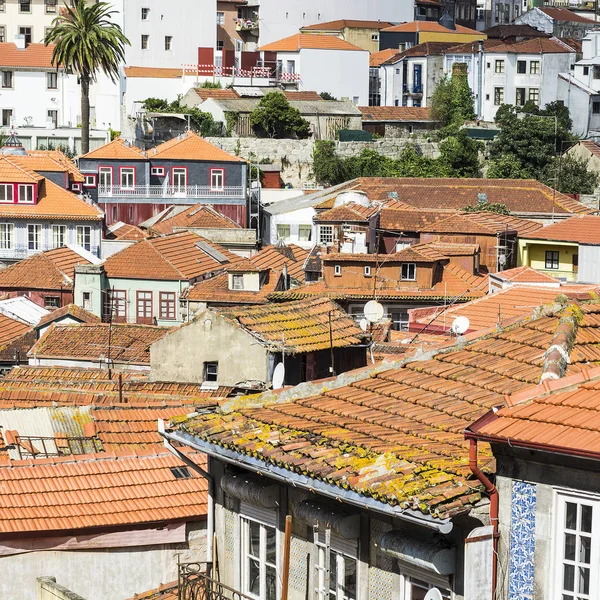 전통적인 포르투갈 Facades의 포르투 역사적인 센터의 때로는 Azulejo의 세라믹 — 스톡 사진