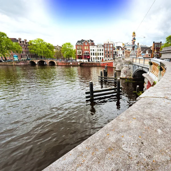 Puente Amsterdam Con Arquitectura Típica Local Embankment Centro Histórico Amsterdam — Foto de Stock