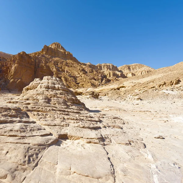 イスラエルのネゲヴ砂漠の岩場の丘の無限のファンタジー 中東の息をのむような風景と自然 — ストック写真