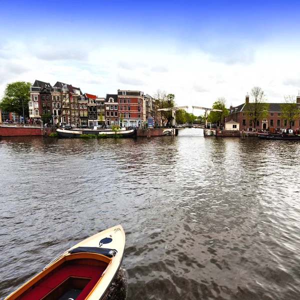 Barco Canal Amsterdam Centro Histórico Ciudad Puente Levadizo Ámsterdam Posición — Foto de Stock