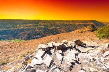 Gamla doğa rezervi gün doğumunda İsrail 'in Golan Tepeleri' nde yer almaktadır. Arkeolojik alanlar ve Celile Denizi manzarası