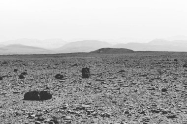 İsrail 'deki Negev Çölü' nün Rocky tepelerinin sonsuz ıssızlığı. Ortadoğu 'nun nefes kesici manzarası ve doğası. Siyah beyaz fotoğraf