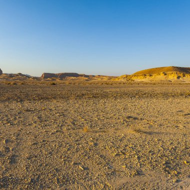 İsrail 'deki Negev Çölü' nün Rocky tepelerinin sonsuz ıssızlığı. Ortadoğu 'nun nefes kesici manzarası ve doğası.