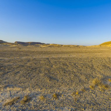 İsrail 'deki Negev Çölü' nün Rocky tepelerinin sonsuz ıssızlığı. Ortadoğu 'nun nefes kesici manzarası ve doğası.