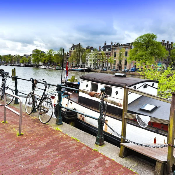 Miejski Scena Amsterdam Houseboat Wiele Rowerów Street View Rowery Zaparkowane — Zdjęcie stockowe