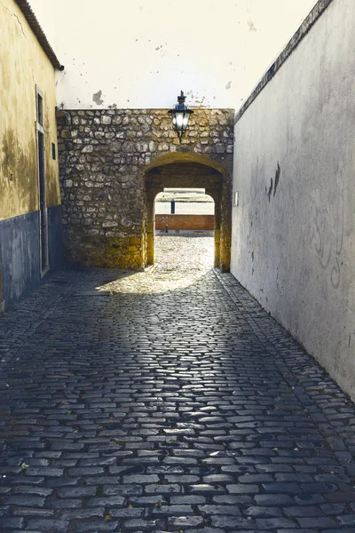 Vista Rua Estreita Com Edifícios Antigos Cidade Medieval Portuguesa Faro — Fotografia de Stock