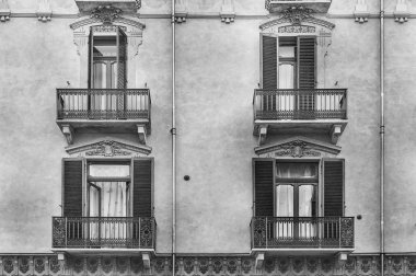İtalya Ortaçağ Piyemonte'daki Cuneo şehir mimarisi. Akdeniz tarzı Vintage İtalyan balkonda. Siyah beyaz resim