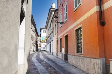 İtalya Ortaçağ Piyemonte'daki Cuneo şehir mimarisi. Akdeniz tarzında Vintage İtalyan lambalar