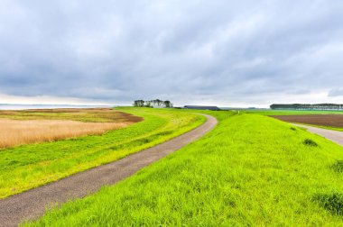 Tarım arazi üzerinden Hollanda'da bkz: geri. Asfalt yol boyunca koruyucu baraj ve Hollanda'da kanal