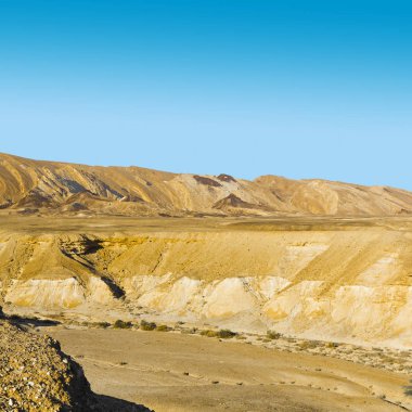 İsrail 'deki Negev Çölü' nün Rocky tepeleri. Güney İsrail 'deki kaya oluşumlarının nefes kesici manzarası. Tozlu dağlar wadiler ve derin kraterler tarafından kesildi..