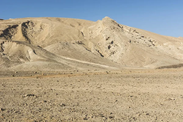 이스라엘의 사막에 바위투성이 언덕들 입니다 이스라엘 암석층의 소름끼치는 경관이다 디스와 — 스톡 사진