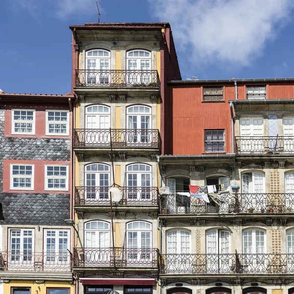 전통적인 포르투갈 Facades의 포르투 역사적인 센터의 때로는 Azulejo의 세라믹 — 스톡 사진
