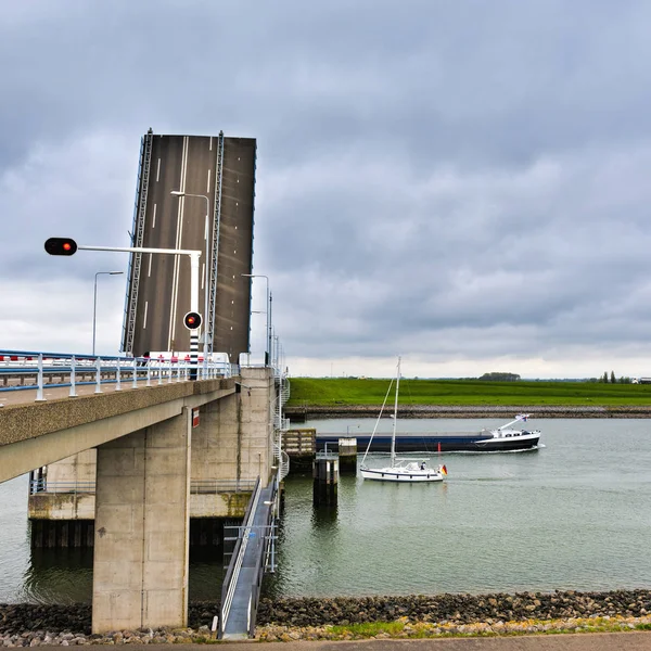 Grande Barcaça Iate Navegando Canal Holanda Luz Vermelha Entrada Ponte — Fotografia de Stock