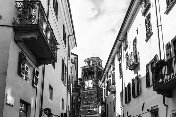 Architektura Miasta Średniowiecznego Piemont Cuneo Włoszech Kościół Zegar Dzwonnicy Obraz — Zdjęcie stockowe