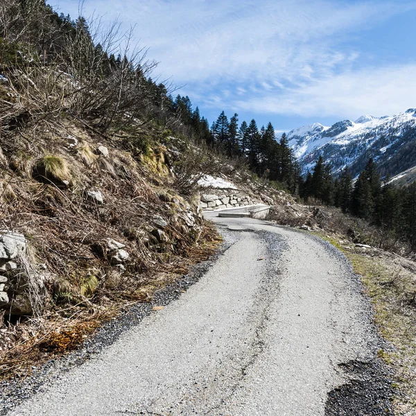 Névoa Matinal Sobre Estrada Asfalto Nos Alpes Italianos Piemonte Vista — Fotografia de Stock