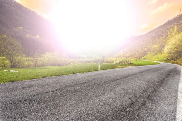 ピエモンテ州のイタリア アルプスのアスファルト道路の上の朝の霧 高速道路日の出の山の谷の眺め — ストック写真