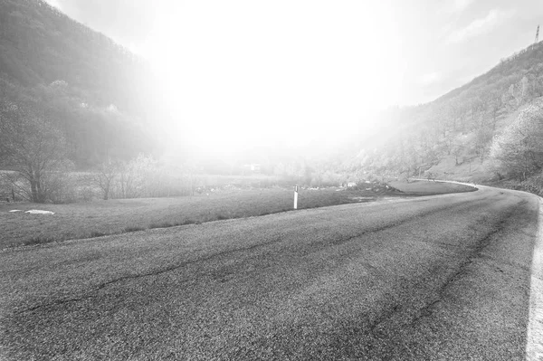 Niebla Mañana Sobre Camino Asfalto Los Alpes Italianos Piamonte Vista — Foto de Stock