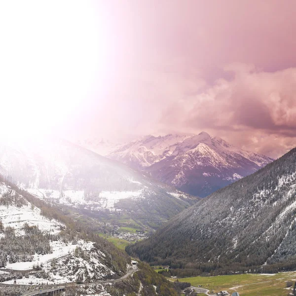 Ochtendnevel Italiaanse Alpen Uitzicht Berg Bos Vallei Bij Zonsopgang — Stockfoto