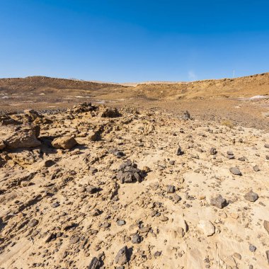 İsrail 'deki Negev Çölü' nün Rocky tepeleri. Güney İsrail 'deki kaya oluşumlarının nefes kesici manzarası. Tozlu dağlar wadiler ve derin kraterler tarafından kesildi..