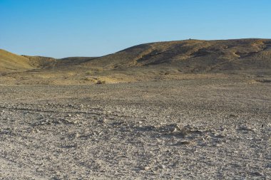 İsrail 'deki Negev Çölü' nün kayalık tepelerinde yalnızlık ve boşluk. Ortadoğu 'nun nefes kesici manzarası ve doğası.