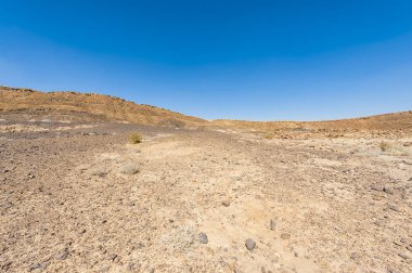 İsrail 'deki Negev Çölü' nün Rocky tepeleri. Güney İsrail 'deki kaya oluşumlarının nefes kesici manzarası. Tozlu dağlar wadiler ve derin kraterler tarafından kesildi..