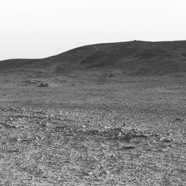 İsrail 'deki Negev Çölü' nün Rocky tepelerinin sonsuz ıssızlığı. Ortadoğu 'nun nefes kesici manzarası ve doğası. Siyah beyaz fotoğraf