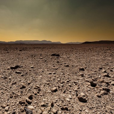 Gün batımında İsrail 'deki Negev Çölü' nün Rocky tepeleri. Güney İsrail 'deki kaya oluşumlarının nefes kesici manzarası. Tozlu dağlar wadiler ve derin kraterler tarafından kesildi..
