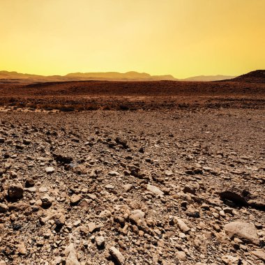 Gün batımında İsrail 'deki Negev Çölü' nün Rocky tepeleri. Güney İsrail 'deki kaya oluşumlarının nefes kesici manzarası. Tozlu dağlar wadiler ve derin kraterler tarafından kesildi..