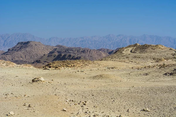 İsrail 'deki Negev Çölü' nün Rocky tepeleri. Güney İsrail 'deki kaya oluşumlarının nefes kesici manzarası. Tozlu dağlar wadiler ve derin kraterler tarafından kesildi..