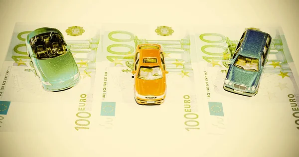 Drei Autos Auf Dem Hintergrund Von Hundert Euro Scheinen Jahrgangsstil — Stockfoto