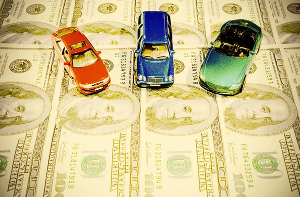 Drei Autos Auf Dem Hintergrund Von Hundert Dollar Scheinen Jahrgangsstil — Stockfoto