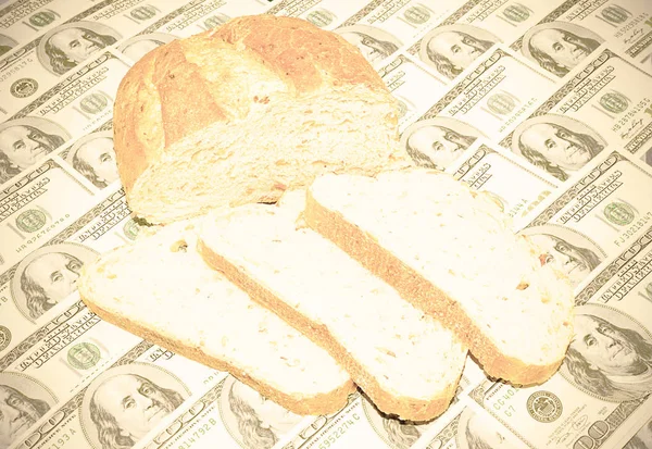 100 ドル札の背景にパンをスライスしました レトロなスタイル — ストック写真
