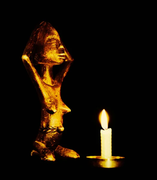 Figura Africana Madera Rezando Junto Vela Oscuridad Estilo Retro —  Fotos de Stock