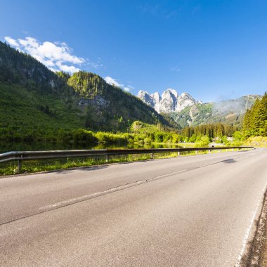 Sabah sis ormanları, alanları, otlaklar ve çayırlar Avusturyalı peyzaj asfalt yol üzerinde