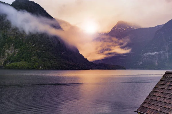 Regen Und Wolken Hallstattersee Österreich Bei Sonnenaufgang Morgennebel Über Der — Stockfoto