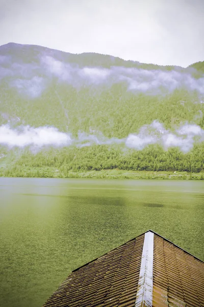 Chuva Nuvens Hallstattersee Áustria Névoa Matinal Sobre Paisagem Austríaca Com — Fotografia de Stock