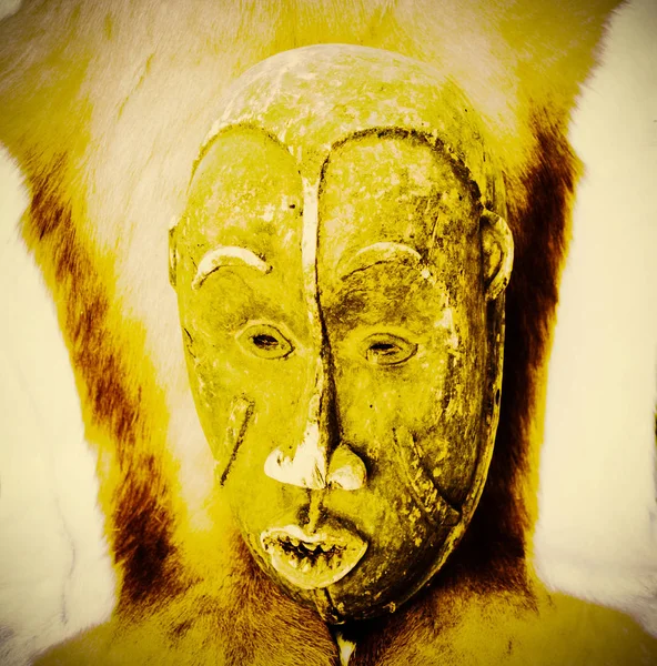 Maschera Antica Fatta Mano Sullo Sfondo Pelliccia Animale Africano Selvatico — Foto Stock