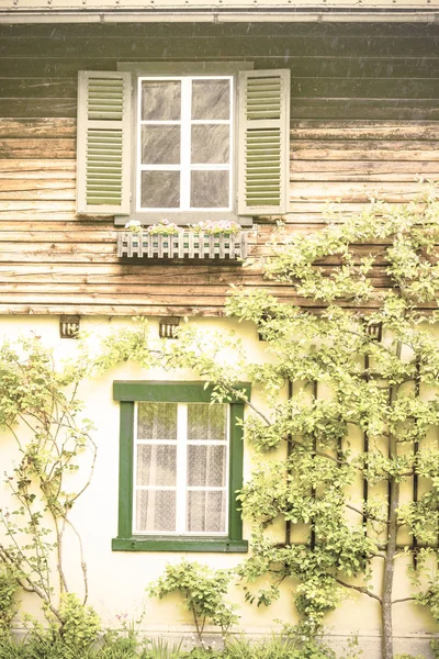 Фасад Здания Австрии Украшенный Цветами Деревьями Традиционный Австрийский Дом Халлстате — стоковое фото