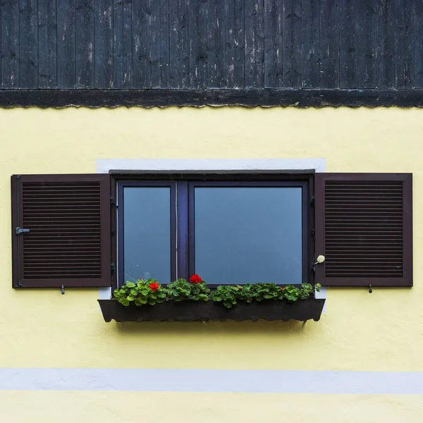 Tipikus Ablak Egy Ausztriai Kisvárosban Otthon Osztrák Város Hallstatt Egy — Stock Fotó