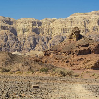 İsrail 'deki Negev Çölü' nün Rocky tepeleri. Güney İsrail 'deki kaya oluşumlarının nefes kesici manzarası. Tozlu dağlar wadiler ve derin kraterler tarafından kesildi..