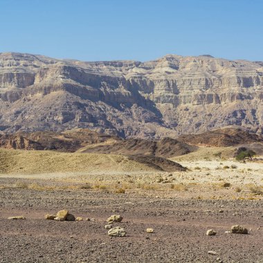 İsrail 'deki Negev Çölü' nün Rocky tepeleri. Güney İsrail 'deki kaya oluşumlarının nefes kesici manzarası. Tozlu dağlar wadiler ve derin kraterler tarafından kesildi..