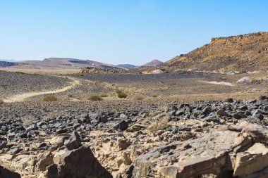 İsrail 'deki Negev Çölü' nün Rocky tepelerinin sonsuz ıssızlığı. Ortadoğu 'nun nefes kesici manzarası ve doğası.