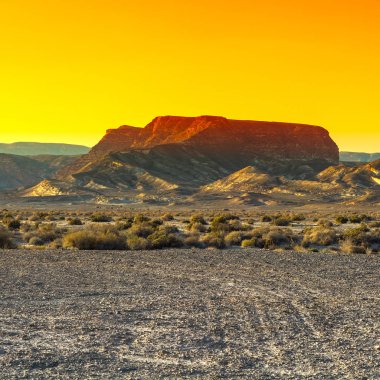 İsrail 'deki Negev Çölü' nün renkli kayalık tepeleri. Gün batımında Ortadoğu 'nun nefes kesici manzarası ve doğası