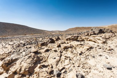 İsrail 'deki Negev Çölü' nün Rocky tepeleri. Güney İsrail 'deki kaya oluşumlarının nefes kesici manzarası. Tozlu dağlar wadiler ve derin kraterler tarafından kesildi..