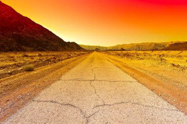 İsrail 'deki Negev Çölü' nün kayalık tepelerinin öfkeli renkleri. Gün batımında Ortadoğu 'nun nefes kesici manzarası ve doğası