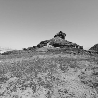 İsrail 'deki Negev Çölü' nün kayalık tepelerinde yalnızlık ve boşluk. Ortadoğu 'nun nefes kesici manzarası ve doğası. Siyah beyaz fotoğraf