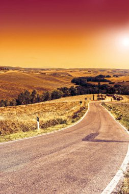 İspanya 'daki tarlalar arasında asfalt yol gün doğumunda hasat edildikten sonra. Nefes kesici manzara ve İber Yarımadası 'nın doğası