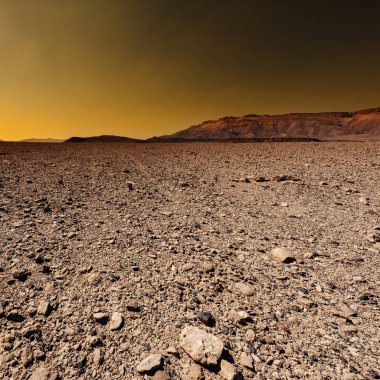Gün batımında İsrail 'deki Negev Çölü' nün Rocky tepeleri. Güney İsrail 'deki kaya oluşumlarının nefes kesici manzarası. Tozlu dağlar wadiler ve derin kraterler tarafından kesildi..
